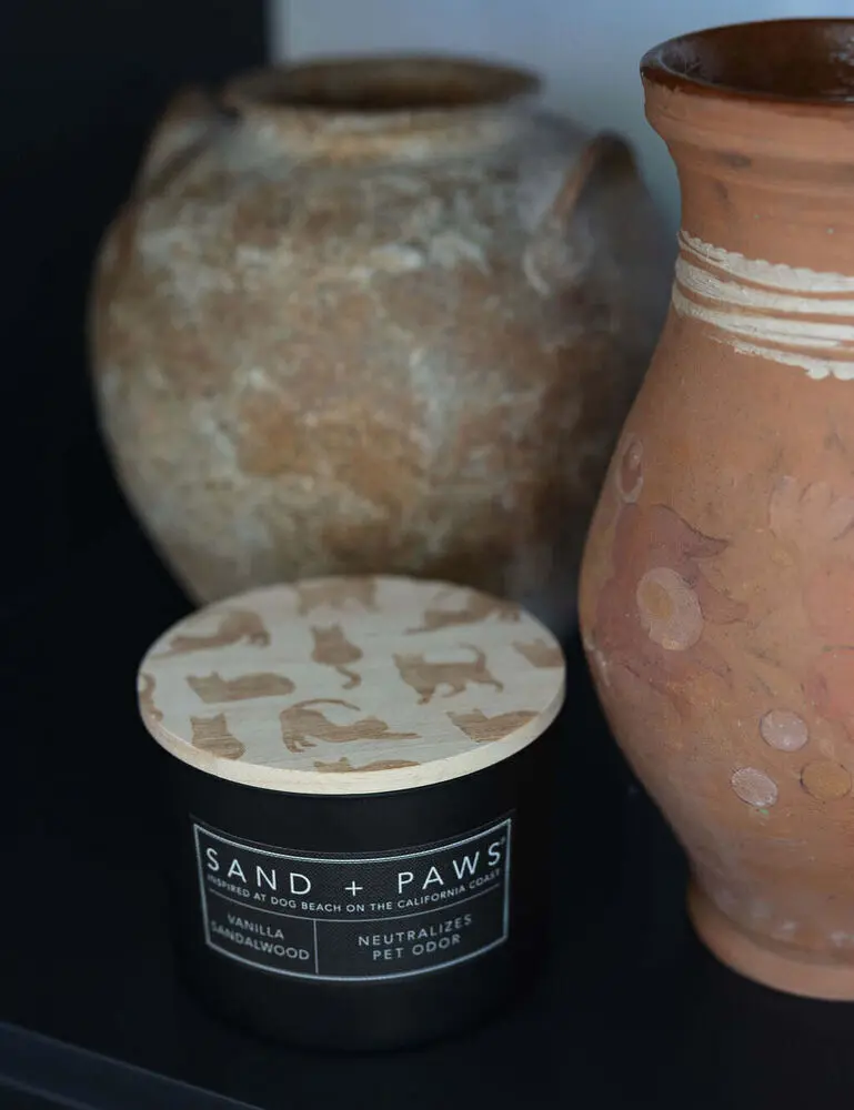 Sand + Paws Vanilla Sandalwood 12 Oz Scented Candle - Image 2